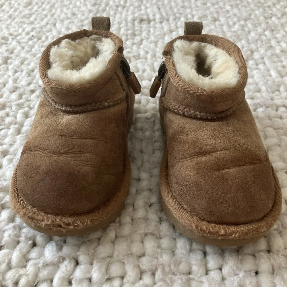 UGG Todder Low Boots Size 7 Fuzzy Warm Cute‎